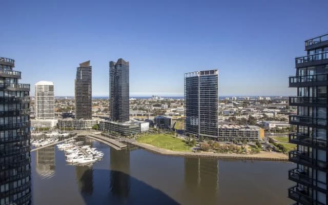 Docklands high level 1 Bedroom Apartment with pool by KozyGuru - photo 5