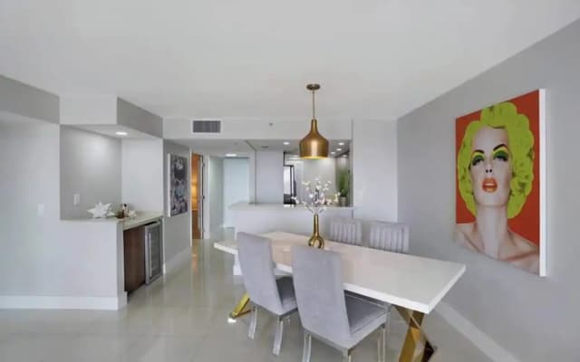 Bay Overlooking Condo With Balcony - photo 3