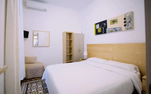 Hostal Eixample - photo 4