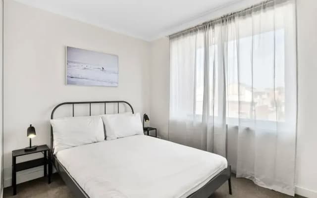 Family Friendly 3-bed With Courtyard & Parking - photo 3