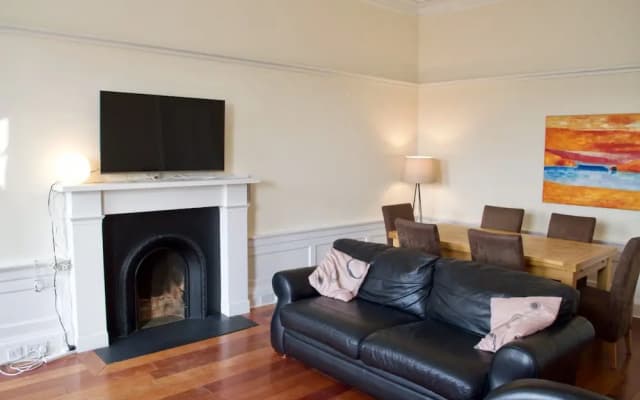 3 Bedroom Central Flat With Castle Views - photo 2