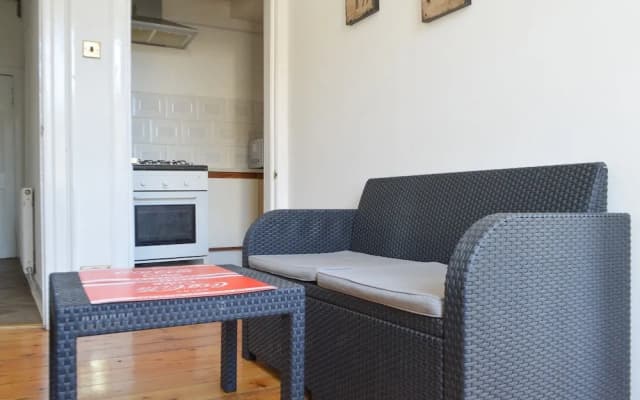 2 Bedroom Flat In Central Edinburgh - photo 2