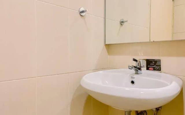 Good And Comfortable Studio At Menteng Square Apartment - photo 4