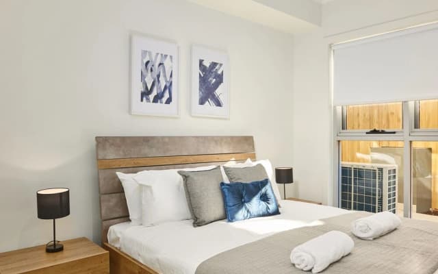 Spacious and Bright 1 Bedroom Apartment - photo 2