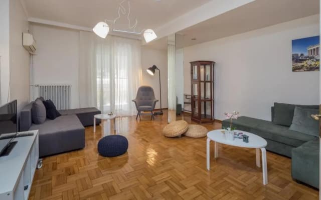 Elite Downtown Central 5th Floor Apartment - photo 2