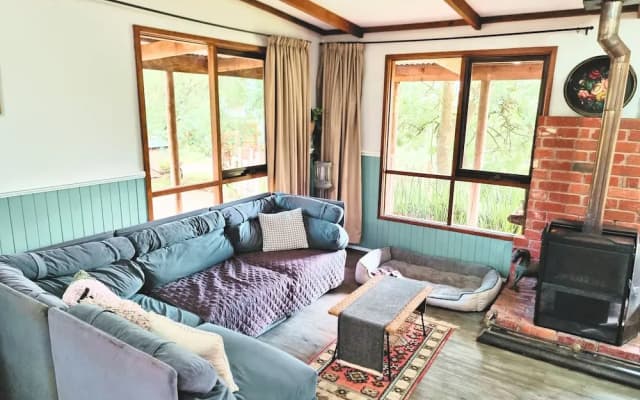 Rustic Country Lane Farmhouse in Lysterfield - photo 4