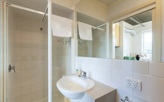 LUCINDA, Carlton Studio Apartment - photo 5