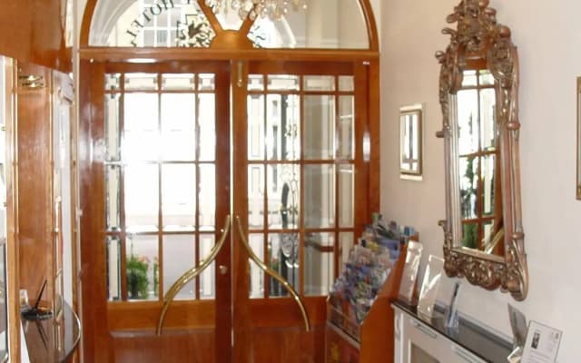 St George Hotel - photo 2