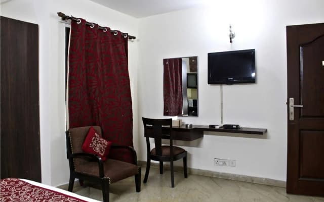 Hotel Jashn Inn near Apollo Hospital, Delhi - photo 4