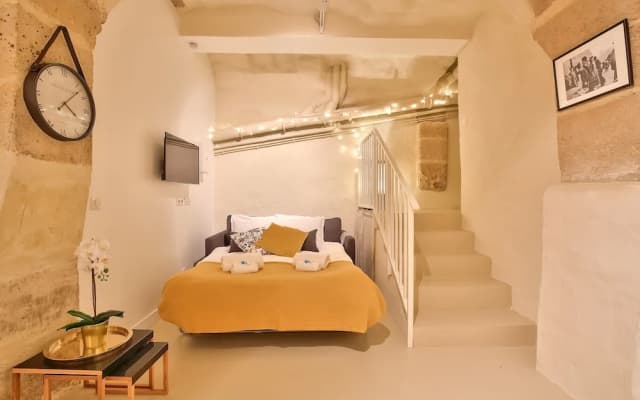 New Stunning 4 Bdrs Apt, With AC – Le Marais - photo 3