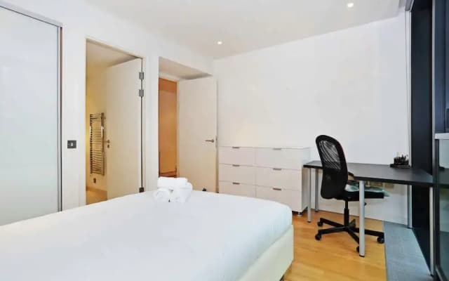 Modern 2bed with free Parking in the iconic Quartermile - photo 3