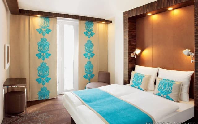 Motel One Berlin-Bellevue - photo 4