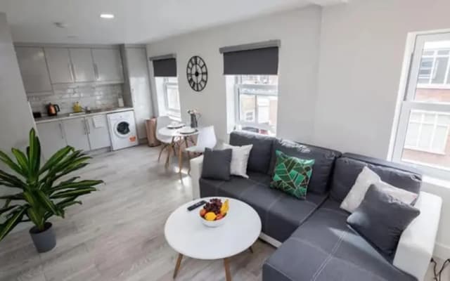 Spacious 1 bed Flat With View - photo 3
