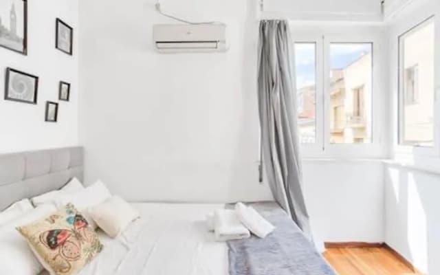 3Bdr Ideal Central Athenian Apt - photo 2