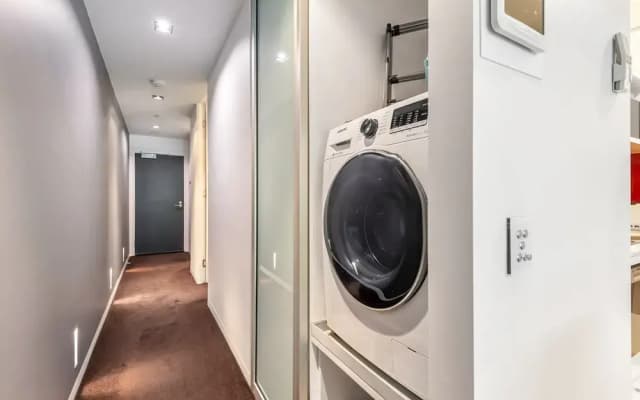Sleek & Central 2-bed Apartment in Melbourne - photo 5