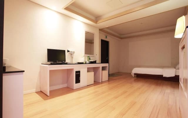 Mia Gallery - photo 2
