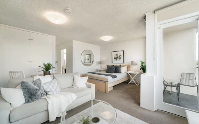 Bright And Sunny Studio Apartment - photo 4