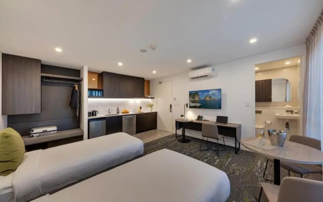Littomore Suites Kingswood - photo 4