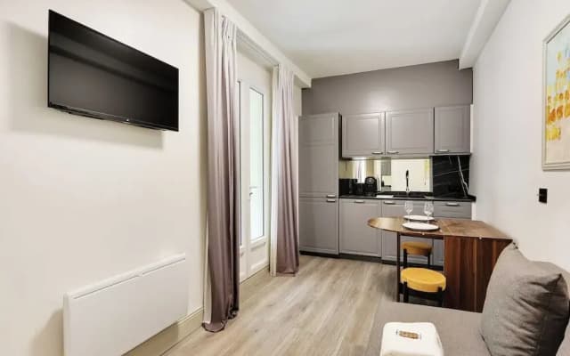 Modern Apartment & Terrace - 2br/6p - Near Nation - photo 4