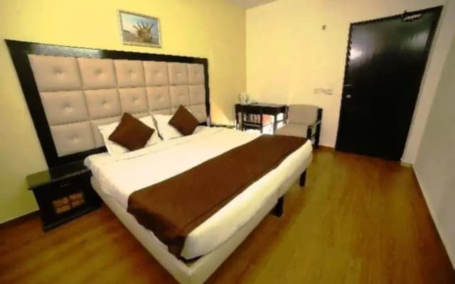 Hotel Gautam Deluxe - photo 4