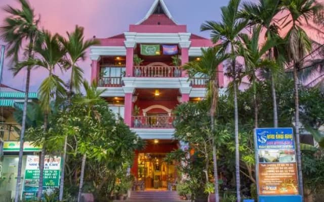 Side Walk Hotel - photo 2