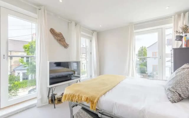 Sleek & Spacious 2BD Flat - Clapham - photo 2