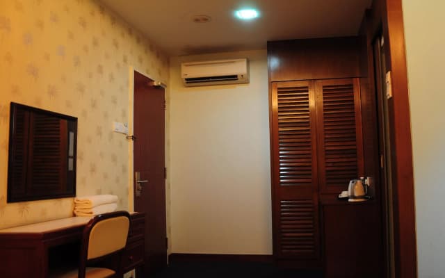 D Eastern Hotel - photo 3