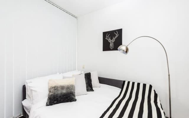 Executive Two Bed Penthouse Studio in the City - photo 4
