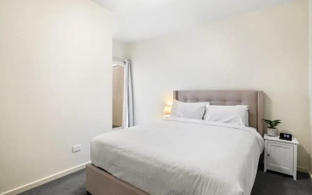 Bright 2-bed Flat With Balcony in Kensington - photo 3
