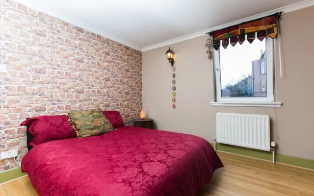 Charming 2BR Flat for 4 Overlooking Holyrood Park - photo 5