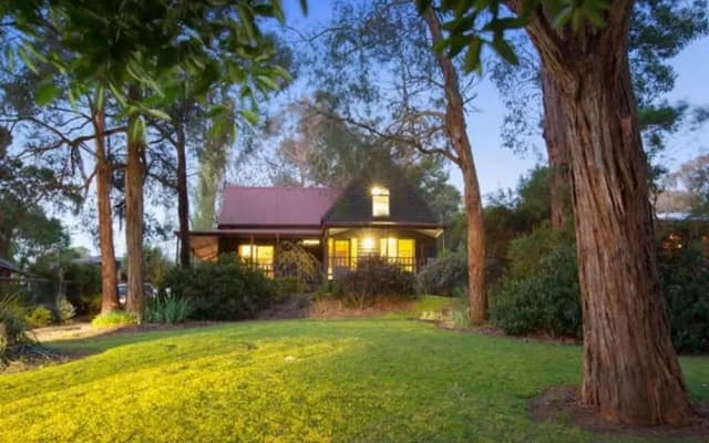 Collins Street House in Red Hill - photo 2