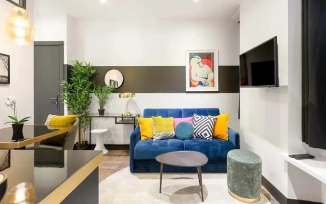 Exquisite Apartment in the Historical 7th District - photo 2