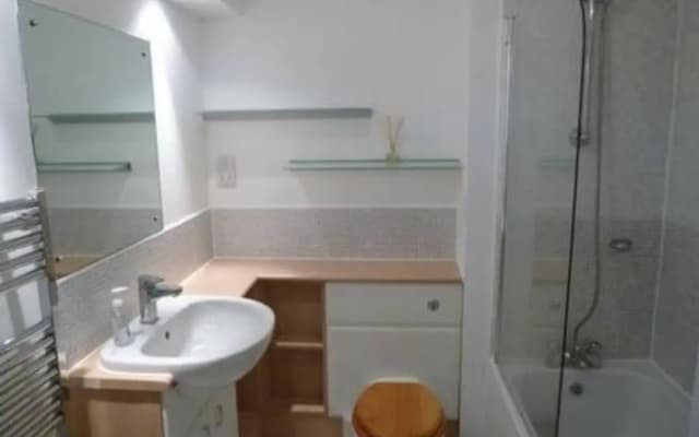 Modern Edinburgh Flat With Balcony - photo 5