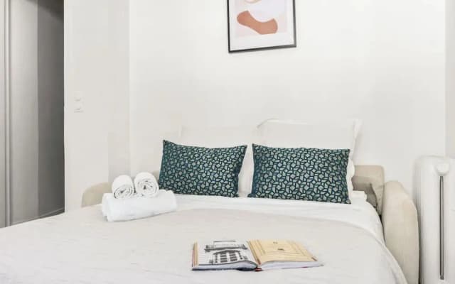 Bright Parisian 1BR by Champs - photo 2