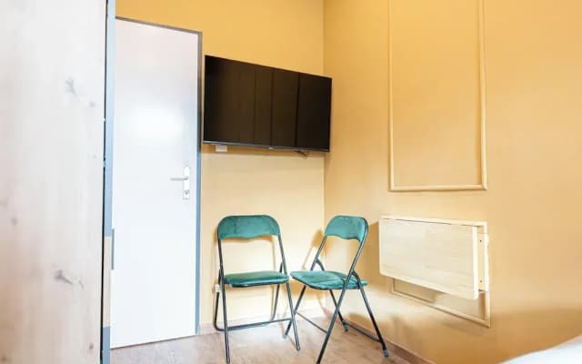 4BR Apt for 10P Walk to Westbahnhof - photo 3