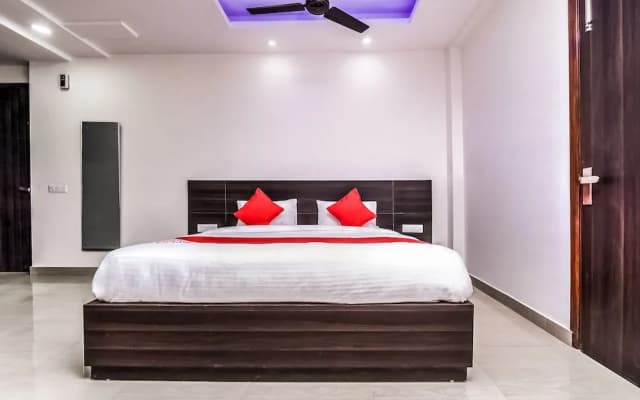 OYO 24236 Q Hotel - photo 3