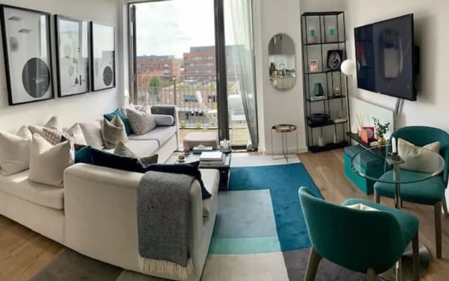 Stylish and Chic 1 Bedroom Apartment in Canning Town - photo 2