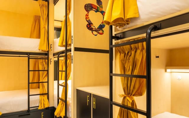 Petit Hostel Palacio Real - photo 2