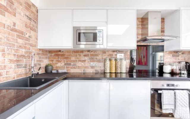Central Bright 3 Bed Flat with Pool & Parking - photo 5