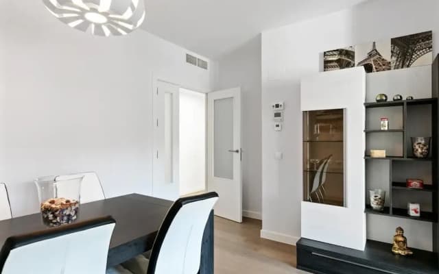 Stunning 2 Bed Apt, Sleeps 6 nr Adelfas - photo 2