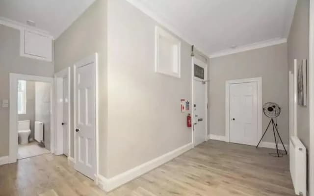 Spacious 3-Bedroom Flat in Charming Bruntsfield - photo 3