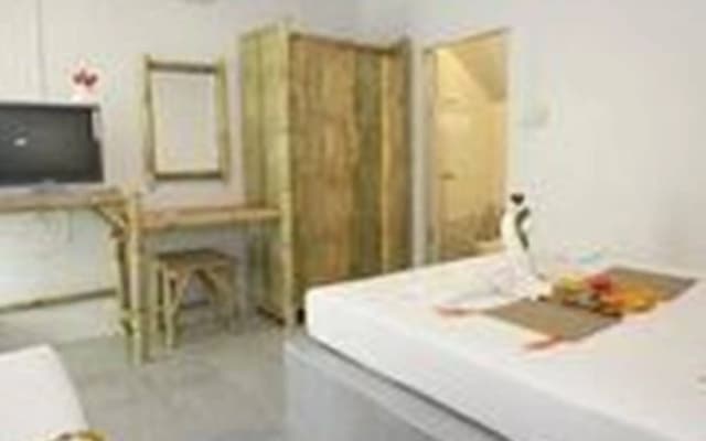 Lime & Soda Beachfront Resort - photo 4