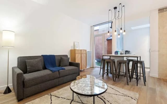 Chic & Contemporary Apartment With Two Bedroom - photo 4
