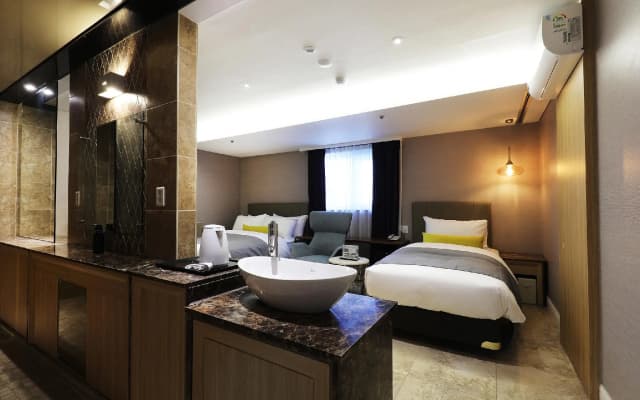 Elle Inn Hotel - photo 3