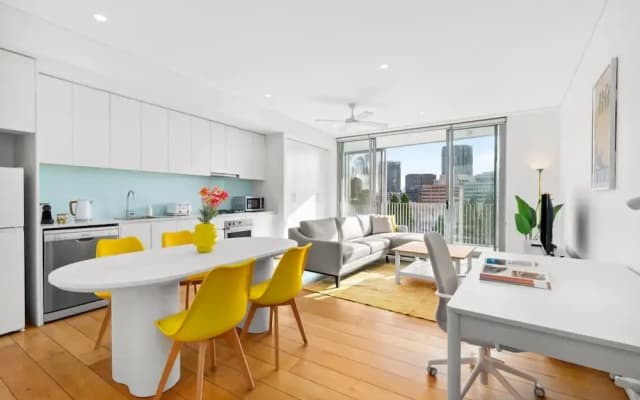 Central Luminous 2 Beds With Balcony Aircon - photo 2