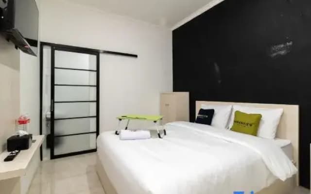 Urbanview Hotel Bizhome Artha Gading Boulevard by RedDoorz - photo 3