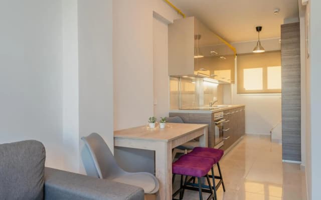 Sunny penthouse w/ Acropolis view next to metro - photo 3