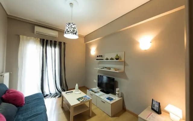 Central 3BD Apt. near Acropolis - photo 2