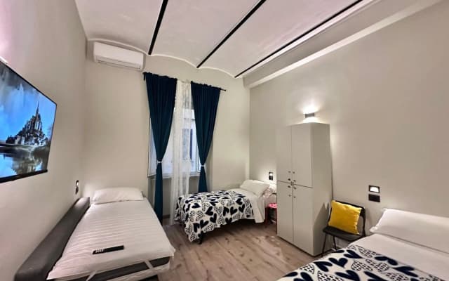 Român Holidays Hostel - photo 3