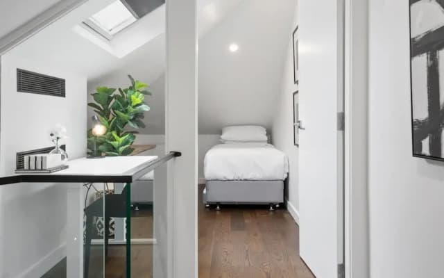 Charming 3-bed Cottage With a Courtyard - photo 2